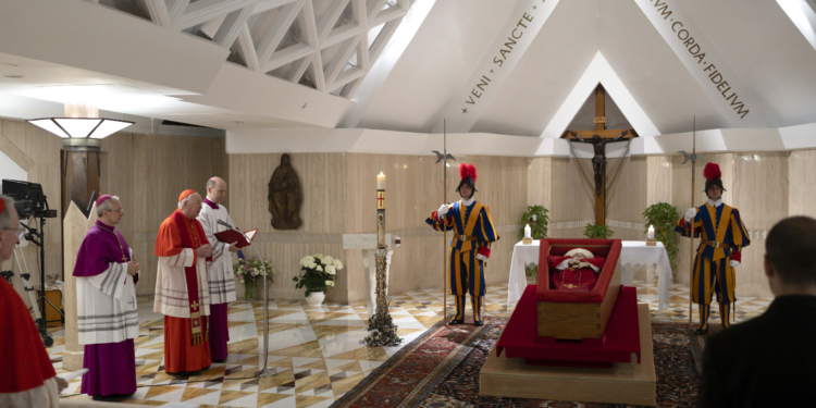 primeras fotos del féretro del Papa Francisco