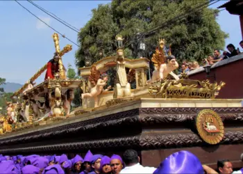 Procesión de Jesús Nazareno de la Caída en San Bartolomé Becerra recorriendo Antigua Guatemala