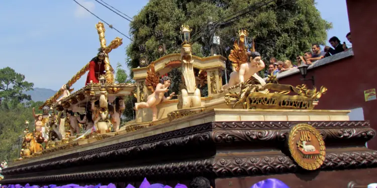 Procesión de Jesús Nazareno de la Caída en San Bartolomé Becerra recorriendo Antigua Guatemala